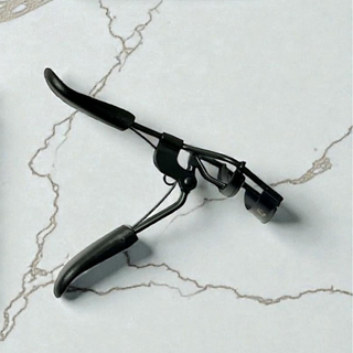 Recourbe-cils noir et or